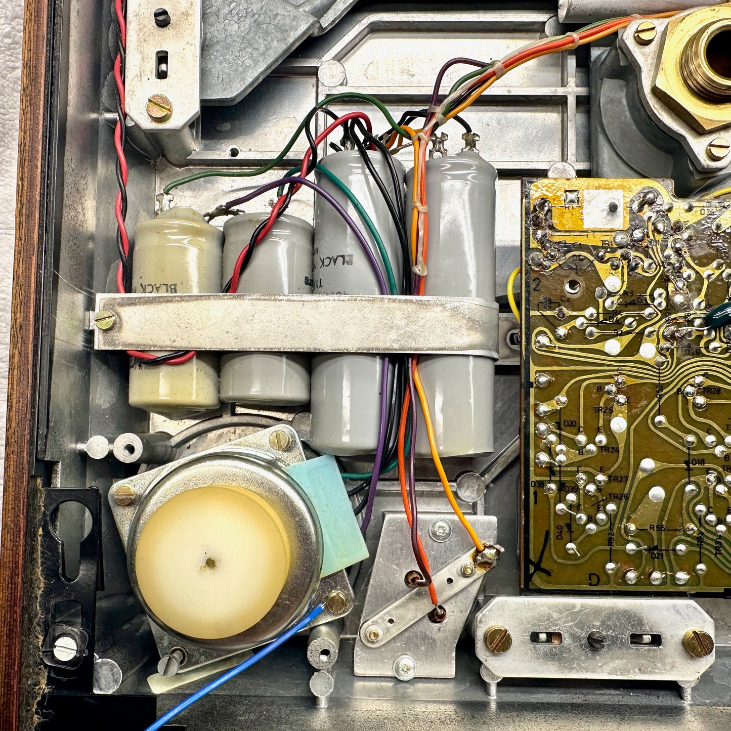Efficient 22.8V Power Supply and Main Capacitors for Beogram 4002 (Types 550x)